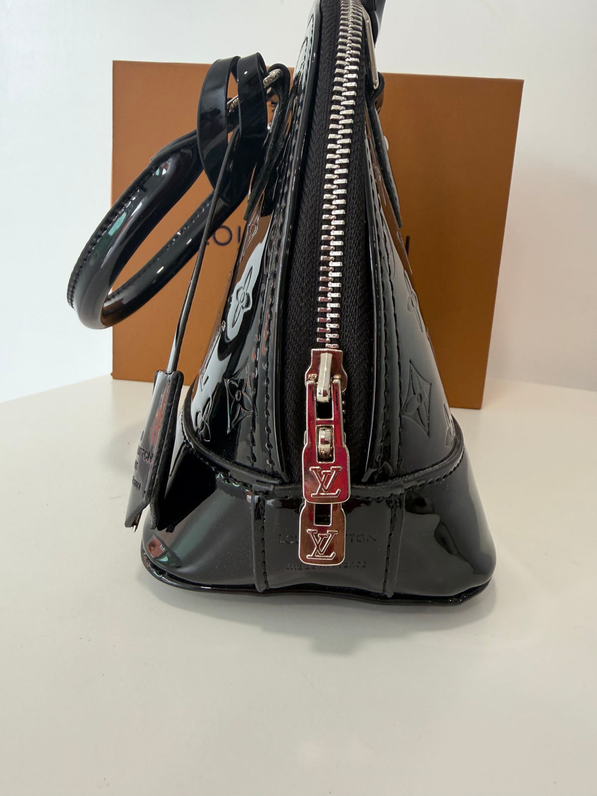 LOUIS VUITTON Louis Alma BB Vernis (Black)