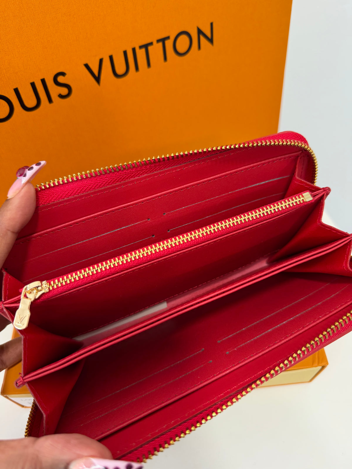 LOUIS VUITTON Zippy Wallet Vernis Noir (Red)