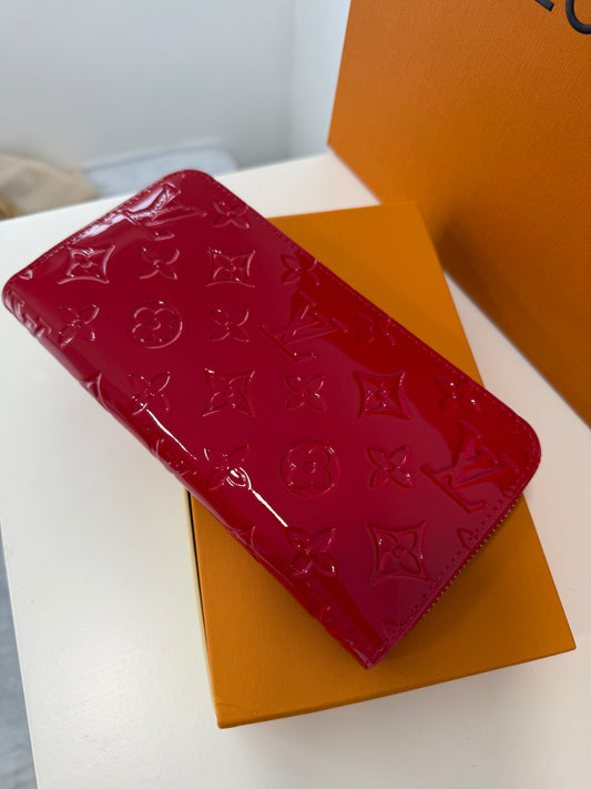 LOUIS VUITTON Zippy Wallet Vernis Noir (Red)