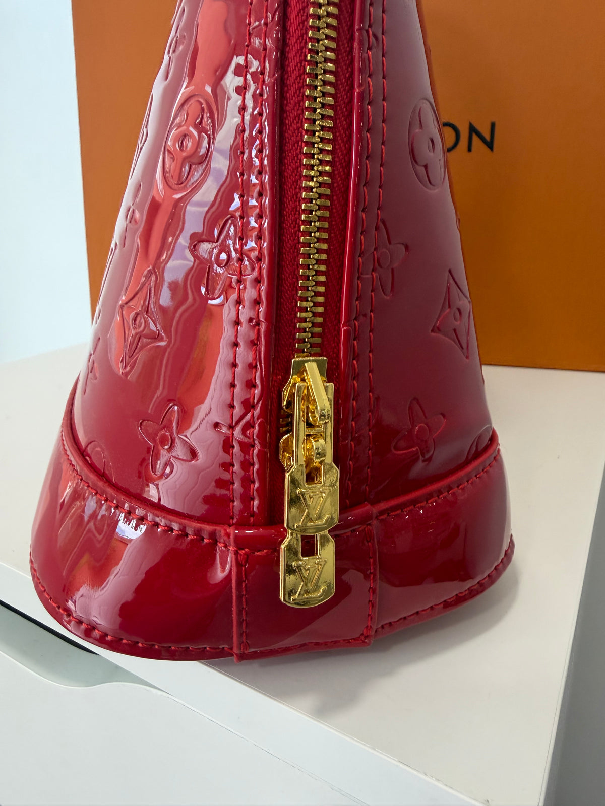 LOUIS VUITTON Vernis Alma PM Noir Magnetique (Red)