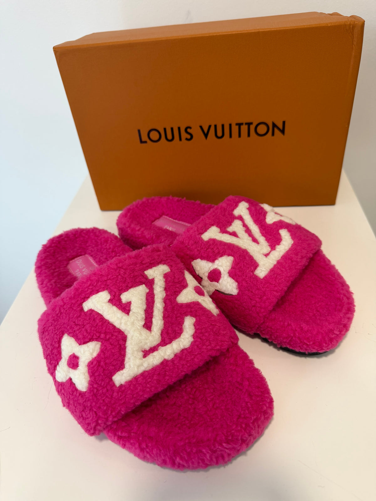 LOUIS VUITTON Slippers (Hot Pink)