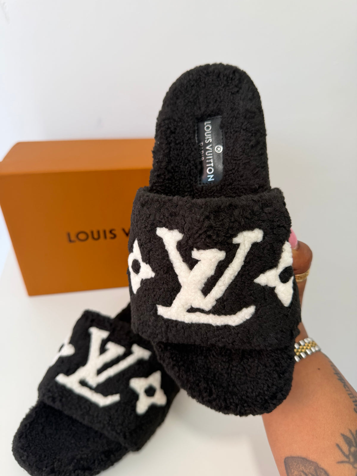 LOUIS VUITTON Slippers (Black)