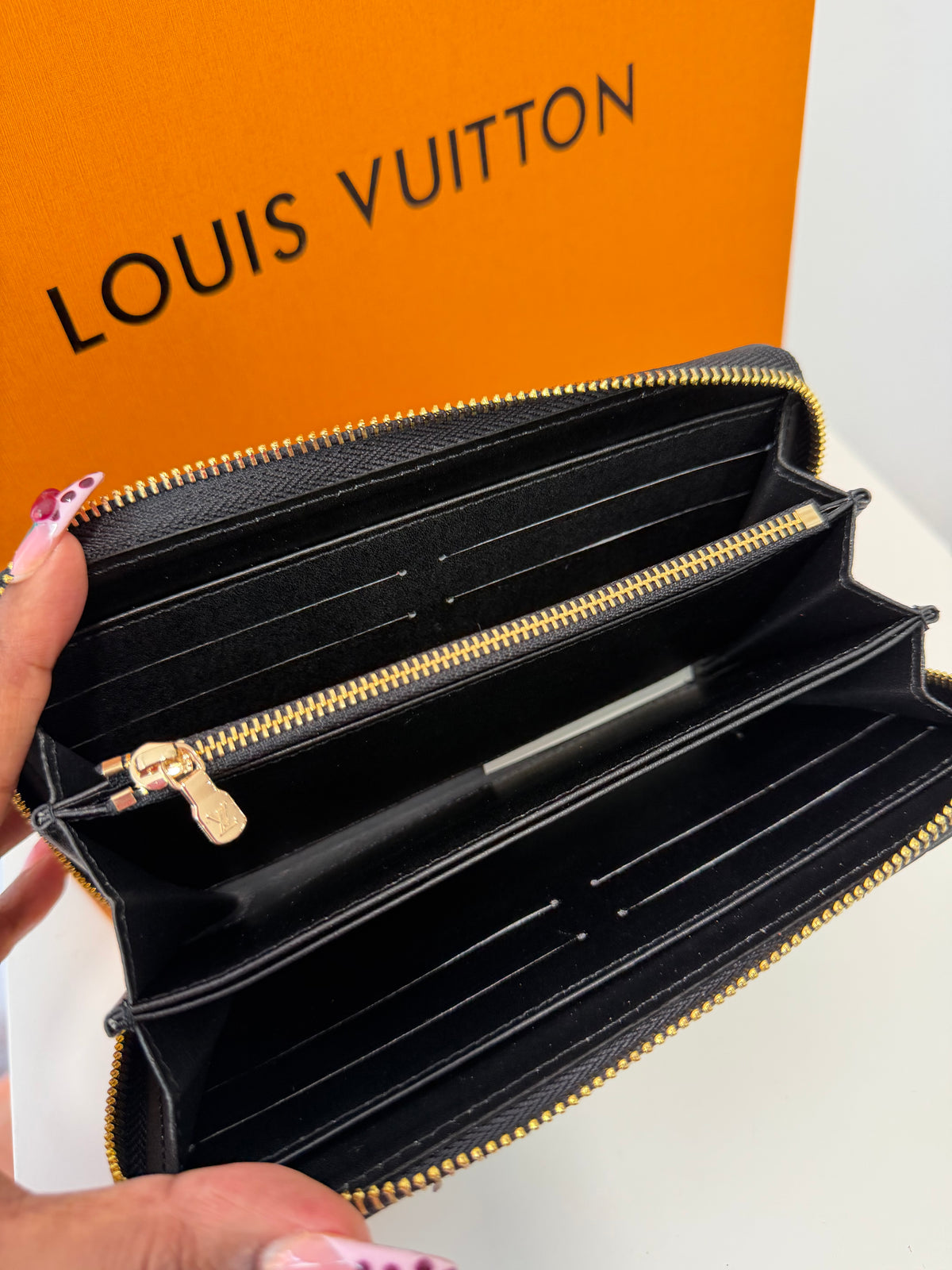 LOUIS VUITTON Zippy Wallet Vernis Noir (Black)