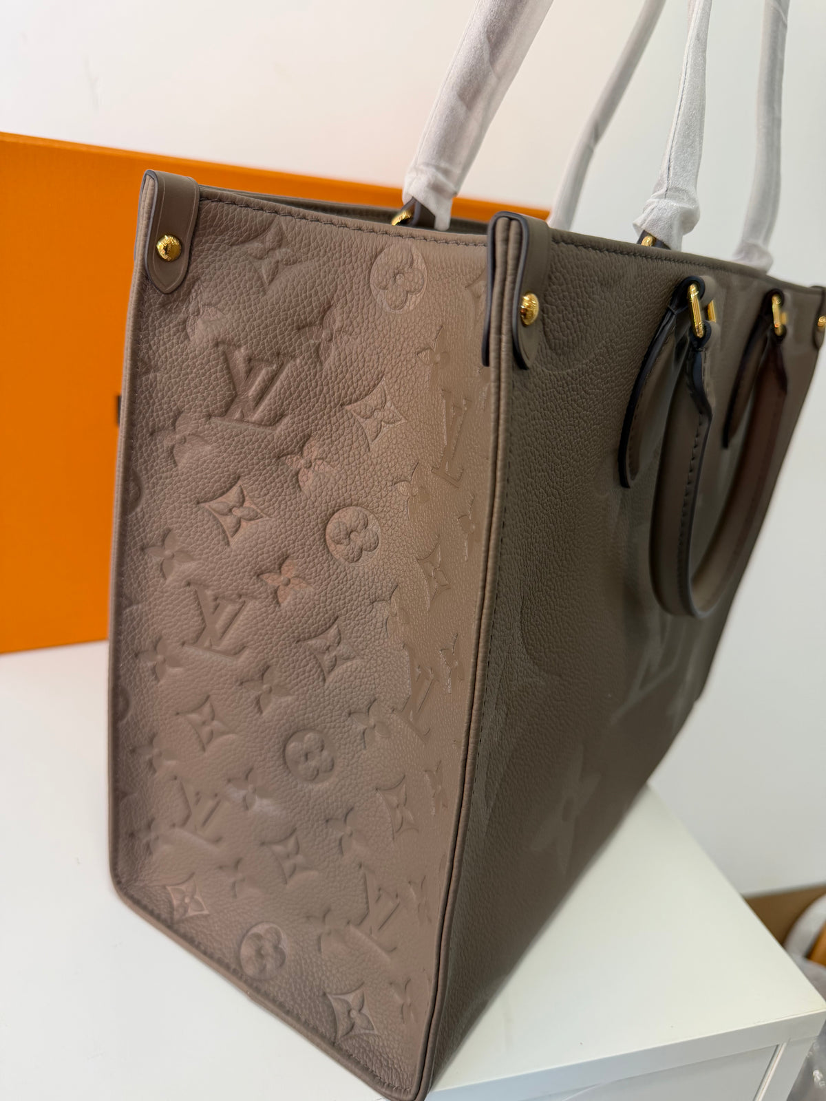 LOUIS VUITTON On The Go GM (Turtle Dove)