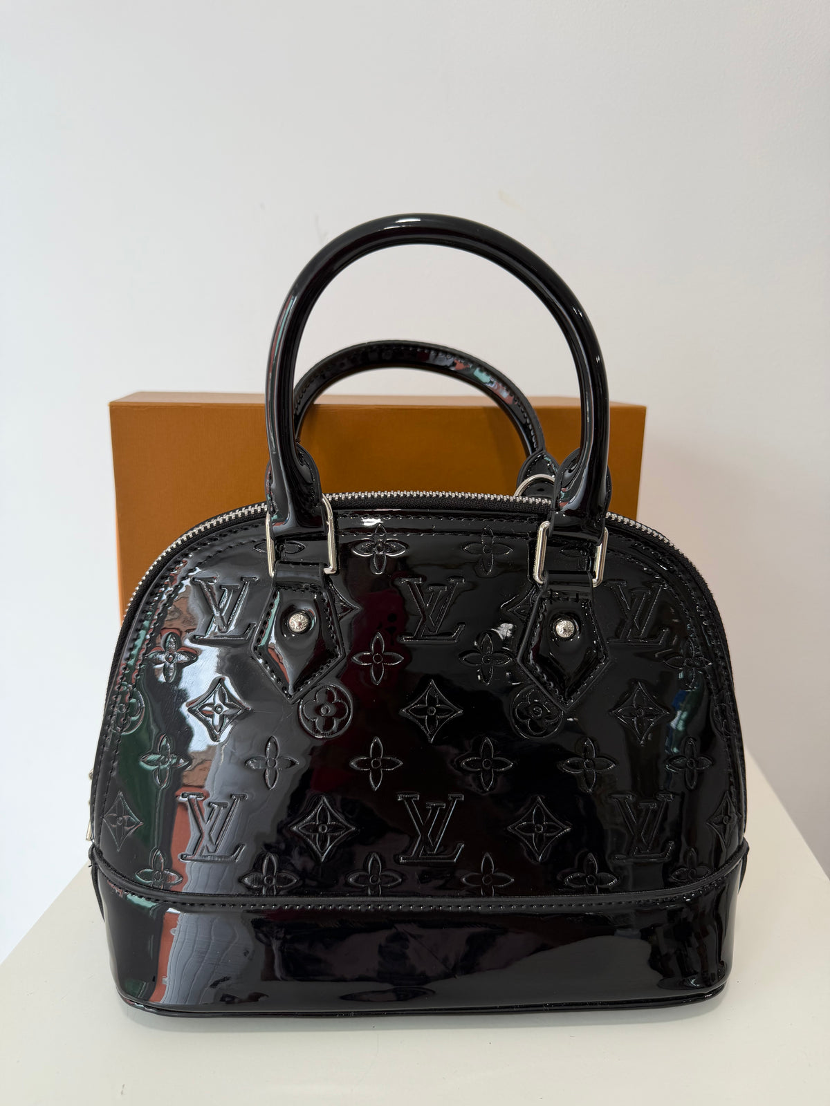 LOUIS VUITTON Louis Alma BB Vernis (Black)