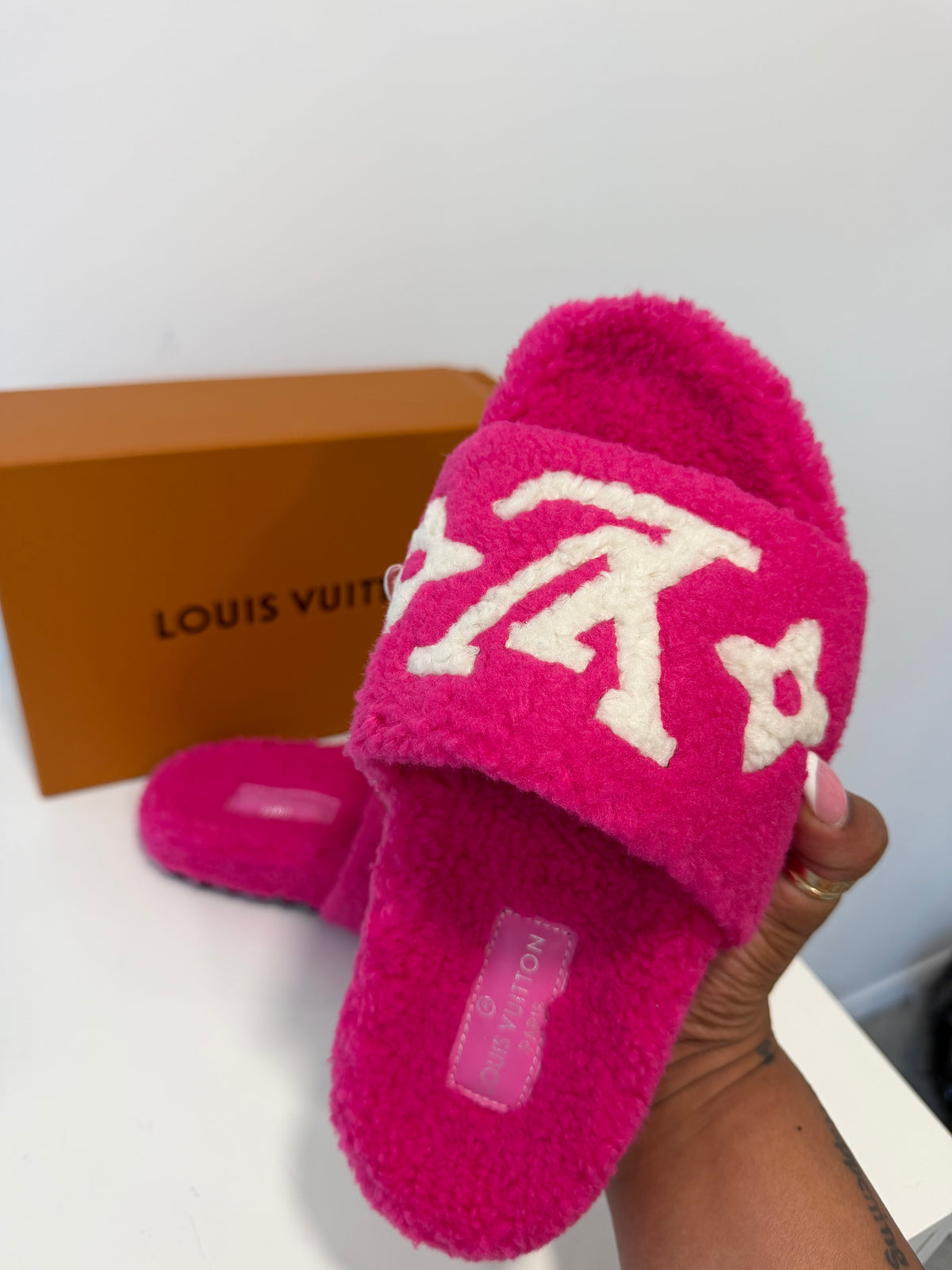 LOUIS VUITTON Slippers (Hot Pink)