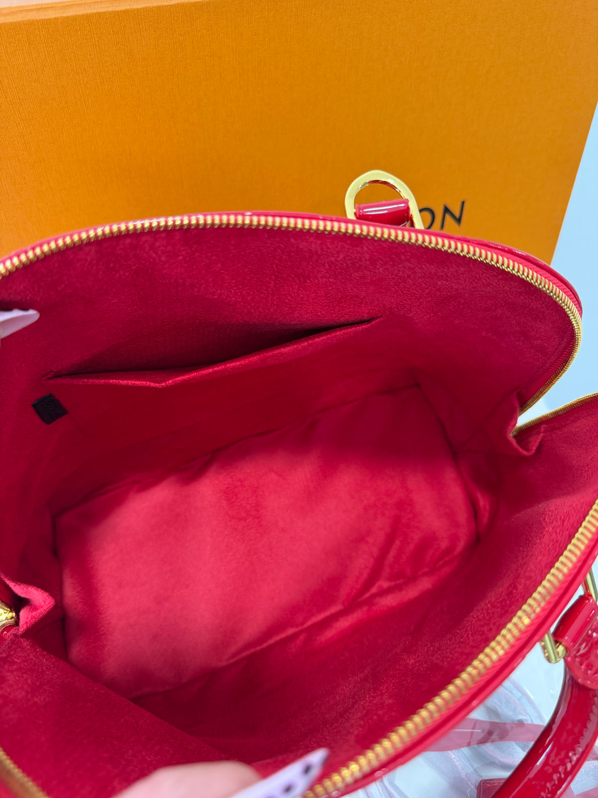 LOUIS VUITTON Vernis Alma PM Noir Magnetique (Red)